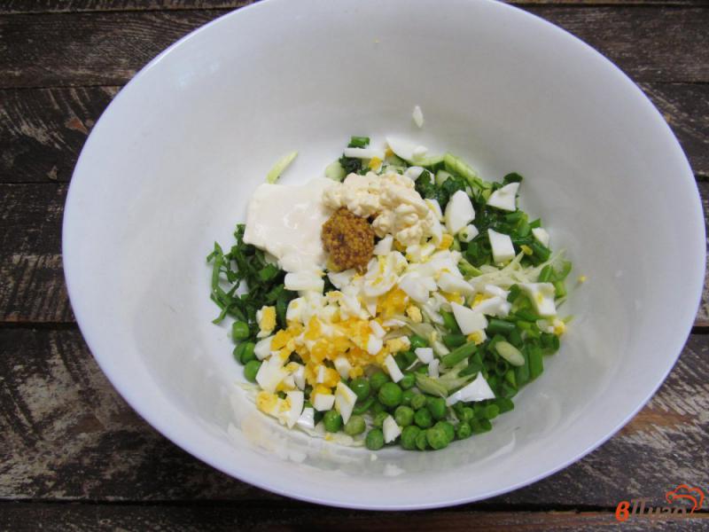 Фото приготовление рецепта: Салат с зеленым горошком капустой и яйцом шаг №3