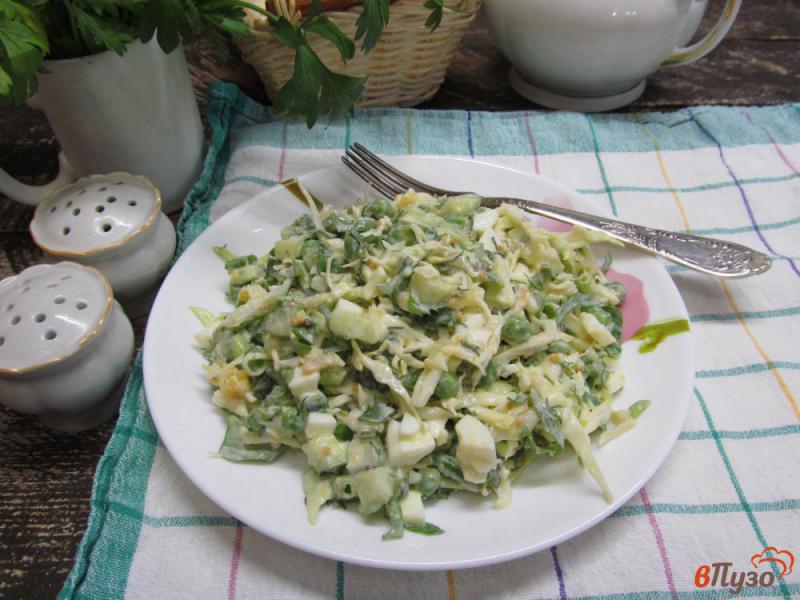 Фото приготовление рецепта: Салат с зеленым горошком капустой и яйцом шаг №4