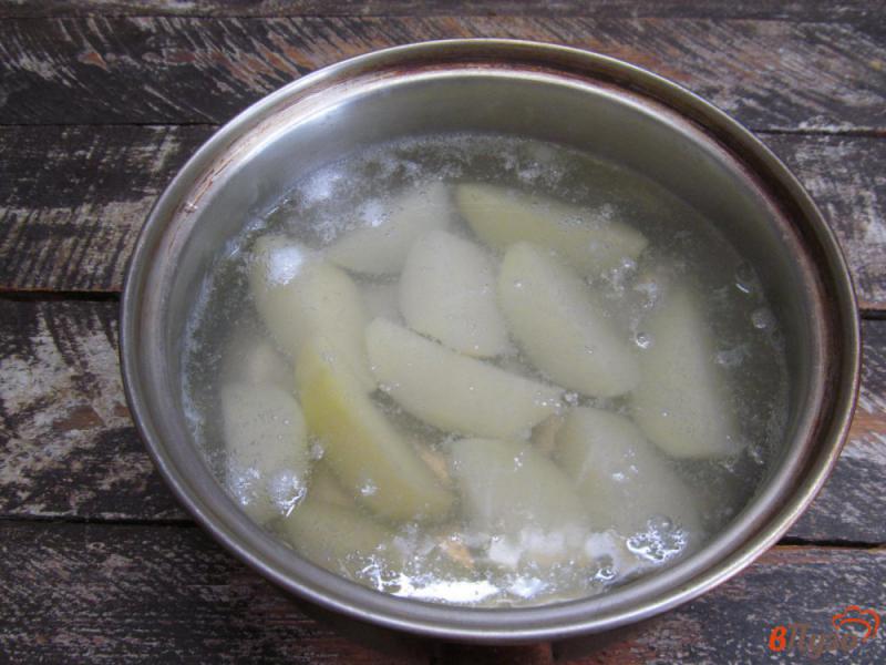 Фото приготовление рецепта: Вареный картофель в сырной заливке шаг №1