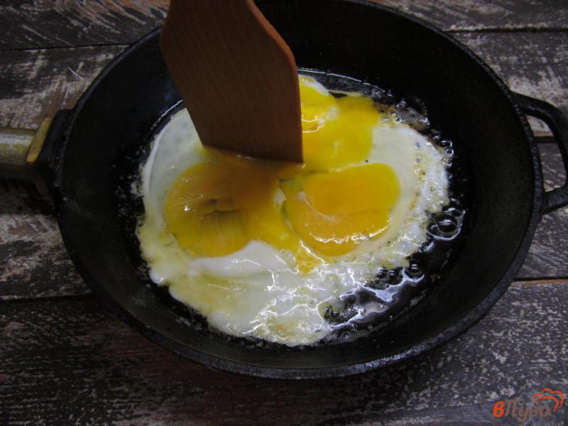 Фото приготовление рецепта: Спаржевая фасоль под яичным скрэмблом шаг №4