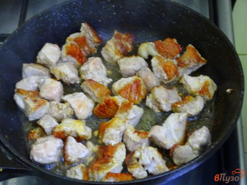 Фото приготовление рецепта: Рис со свининой и томатом шаг №3