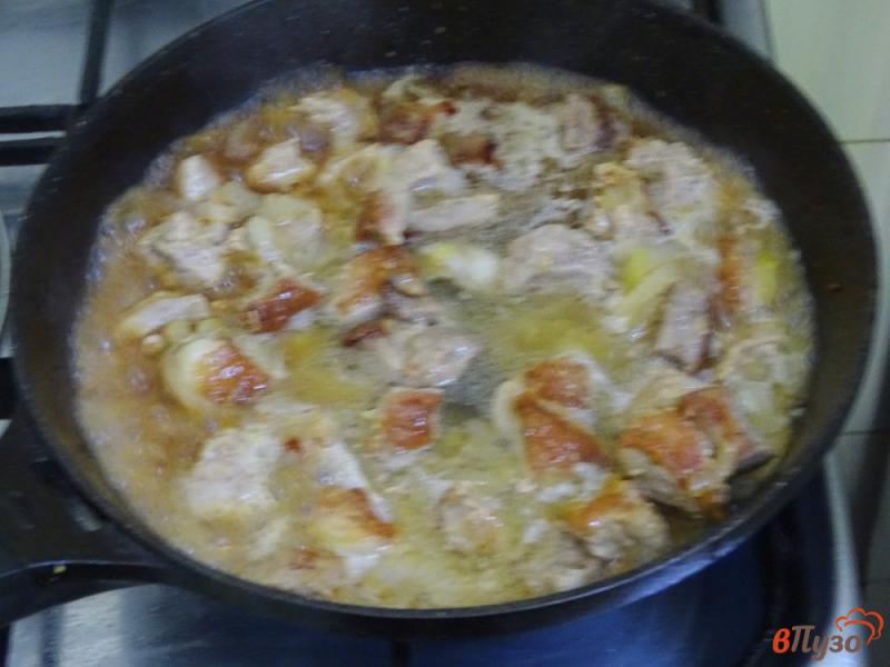 Фото приготовление рецепта: Рис со свининой и томатом шаг №5