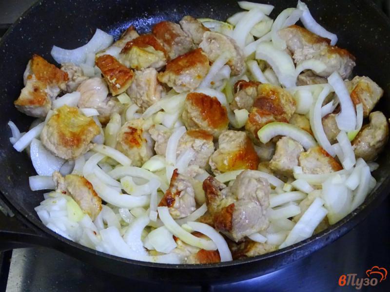 Фото приготовление рецепта: Рис со свининой и томатом шаг №4