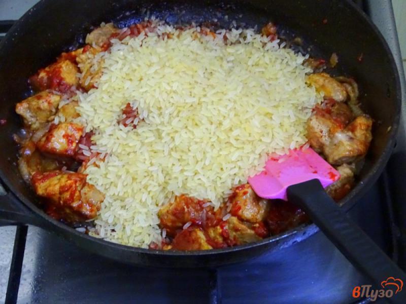 Фото приготовление рецепта: Рис со свининой и томатом шаг №7