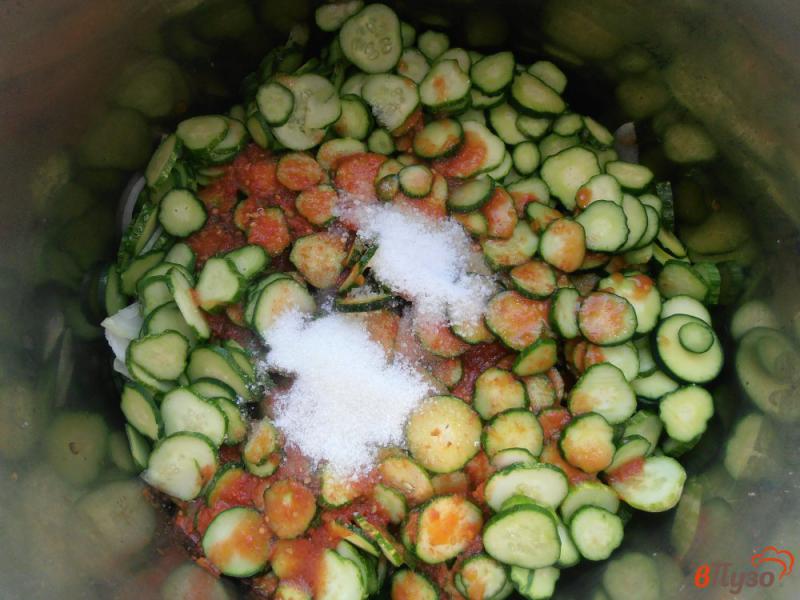 Фото приготовление рецепта: Огурцы в томате с луком шаг №4