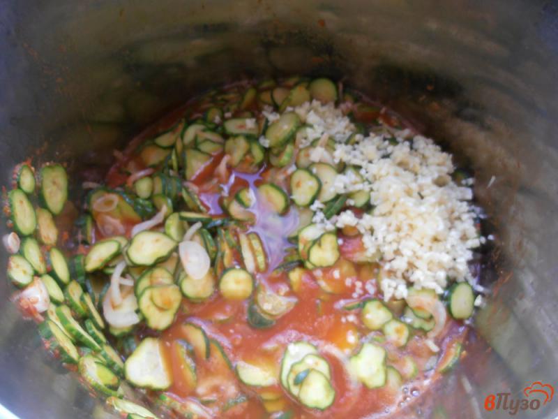 Фото приготовление рецепта: Огурцы в томате с луком шаг №5