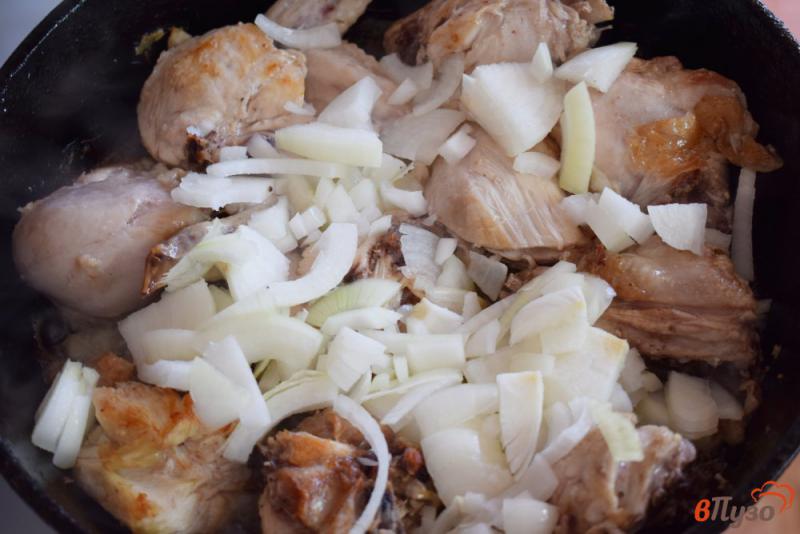 Фото приготовление рецепта: Курица с лисичками в сливочном соусе шаг №2