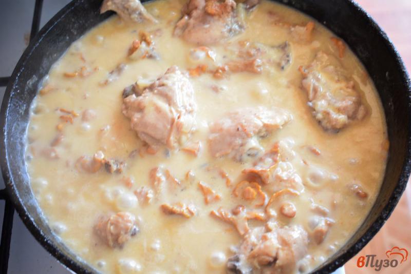 Фото приготовление рецепта: Курица с лисичками в сливочном соусе шаг №5
