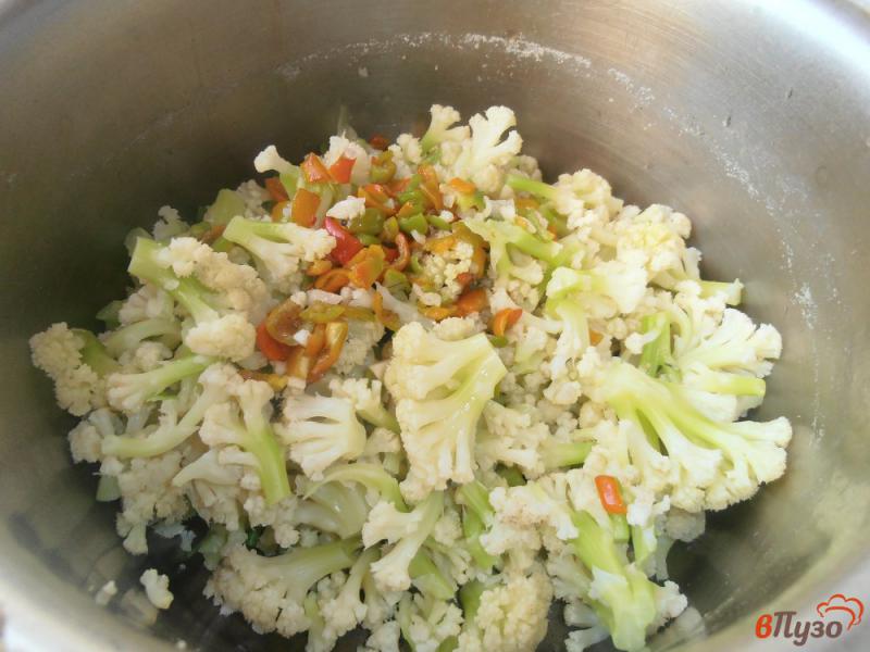 Фото приготовление рецепта: Салат из цветной капусты с помидорами шаг №3