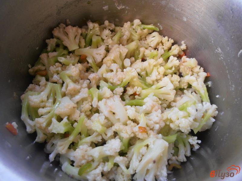 Фото приготовление рецепта: Салат из цветной капусты с помидорами шаг №4