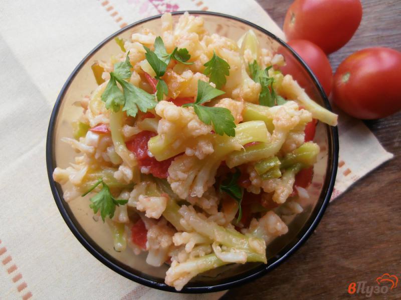 Фото приготовление рецепта: Салат из цветной капусты с помидорами шаг №7