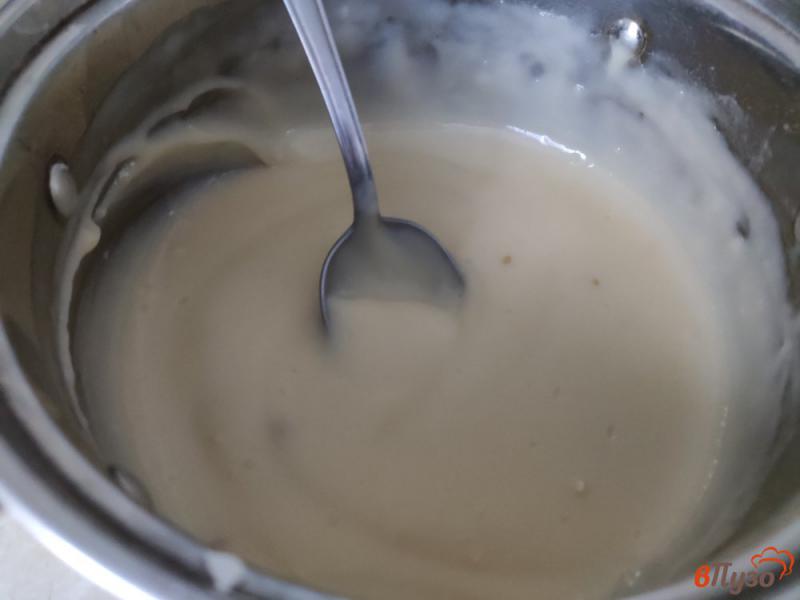 Фото приготовление рецепта: Бисквит с заварным кремом и абрикосами шаг №3