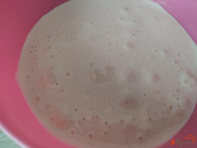 Фото приготовление рецепта: Бисквит с заварным кремом и абрикосами шаг №4