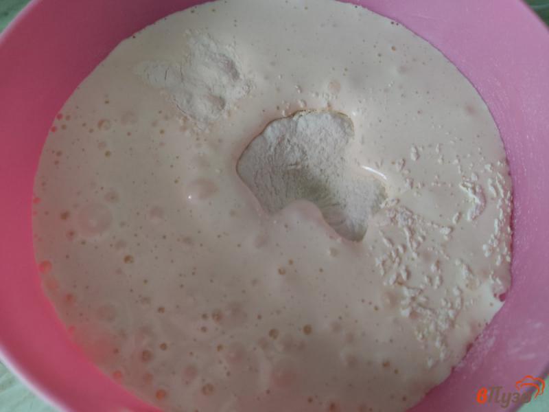 Фото приготовление рецепта: Бисквит с заварным кремом и абрикосами шаг №5
