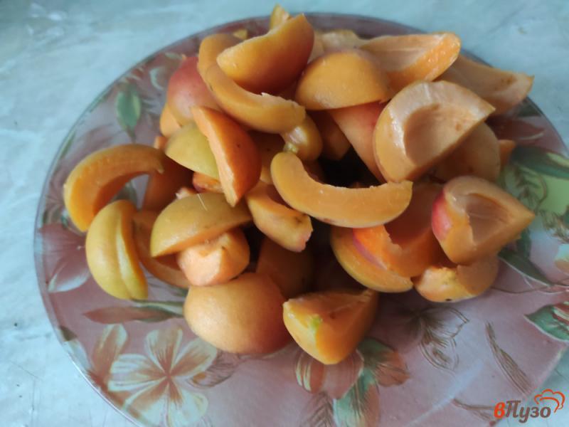 Фото приготовление рецепта: Бисквит с заварным кремом и абрикосами шаг №7