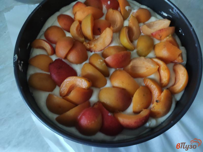 Фото приготовление рецепта: Бисквит с заварным кремом и абрикосами шаг №11
