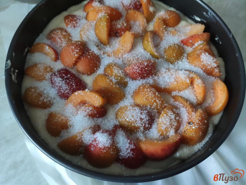 Фото приготовление рецепта: Бисквит с заварным кремом и абрикосами шаг №12