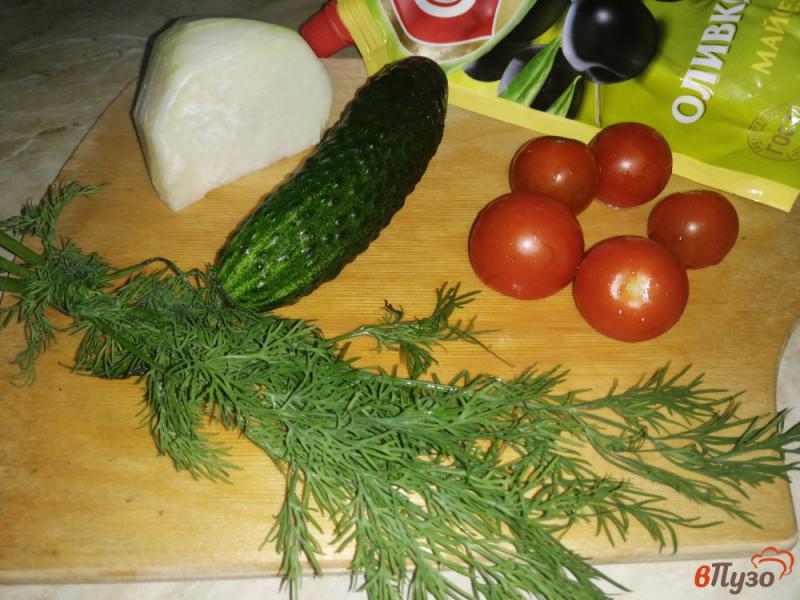 Фото приготовление рецепта: Салат из кольраби с огурцами и помидорами черри шаг №1