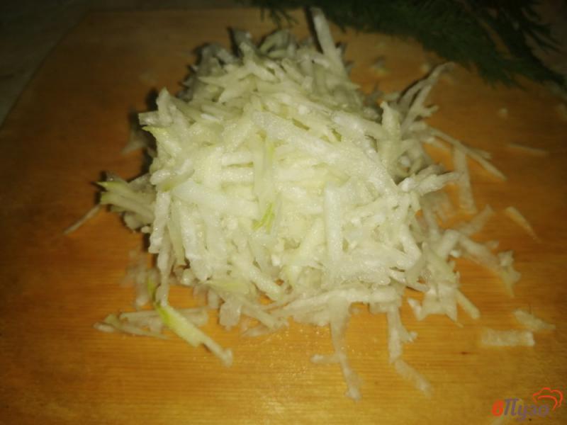 Фото приготовление рецепта: Салат из кольраби с огурцами и помидорами черри шаг №2
