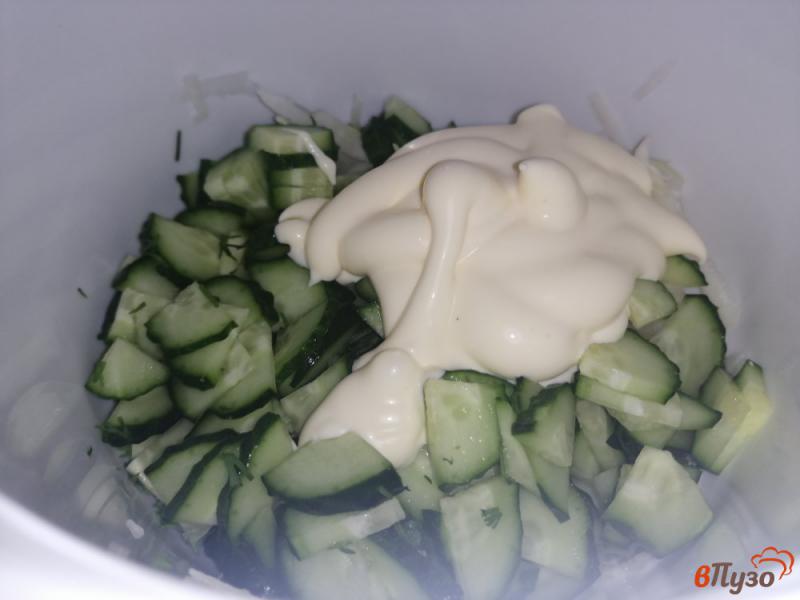 Фото приготовление рецепта: Салат из кольраби с огурцами и помидорами черри шаг №4