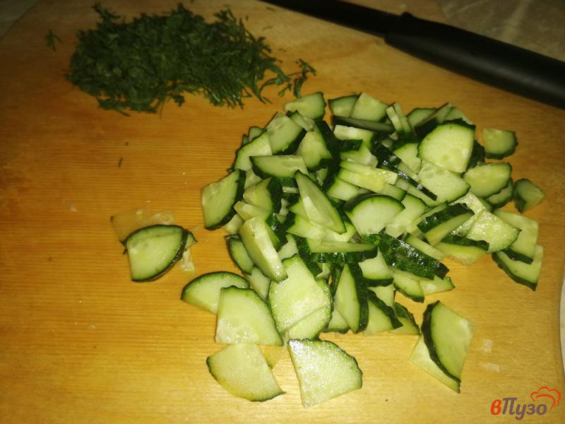 Фото приготовление рецепта: Салат из кольраби с огурцами и помидорами черри шаг №3