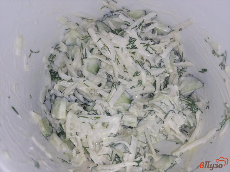 Фото приготовление рецепта: Салат из кольраби с огурцами и помидорами черри шаг №5