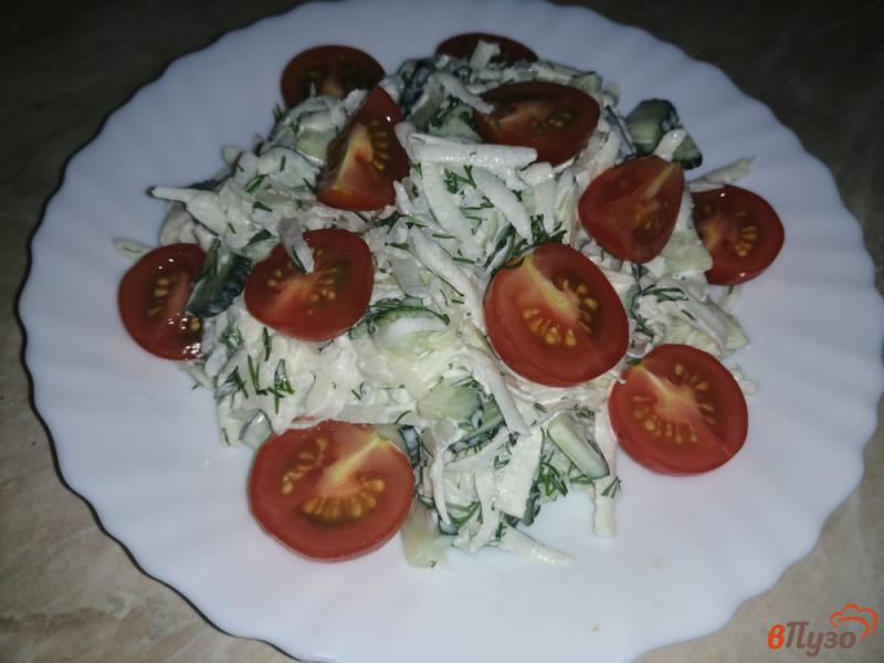 Фото приготовление рецепта: Салат из кольраби с огурцами и помидорами черри шаг №6