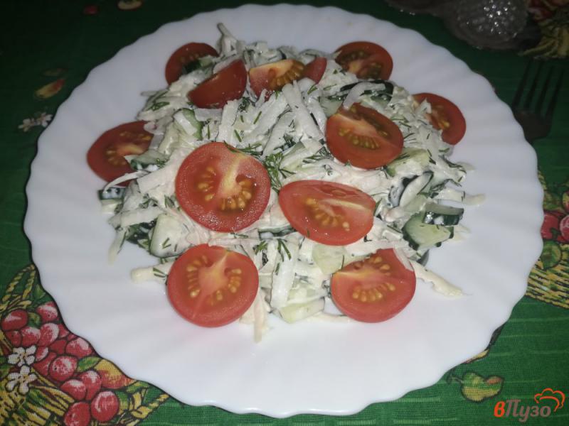 Фото приготовление рецепта: Салат из кольраби с огурцами и помидорами черри шаг №7