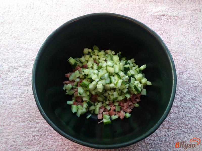 Фото приготовление рецепта: Салат с шампиньонами копченым сыром копченой колбасой и овощами шаг №4