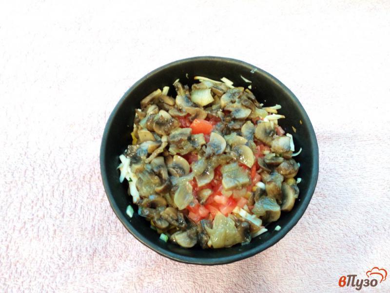 Фото приготовление рецепта: Салат с шампиньонами копченым сыром копченой колбасой и овощами шаг №8