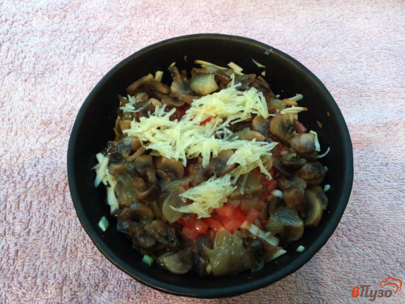 Фото приготовление рецепта: Салат с шампиньонами копченым сыром копченой колбасой и овощами шаг №9