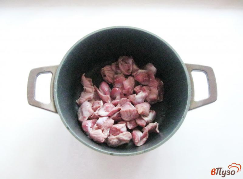 Фото приготовление рецепта: Рис с куриными желудками и овощами шаг №1