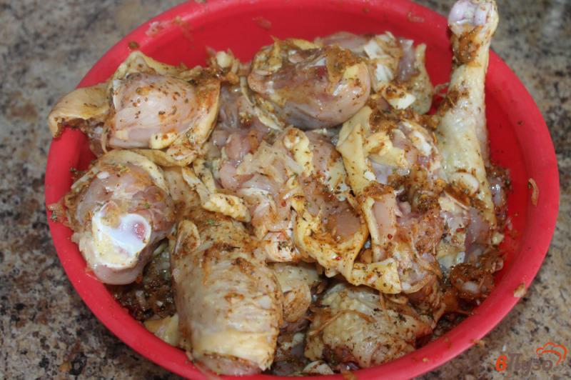 Фото приготовление рецепта: Бедра и голени гриль в соево - луковом маринаде шаг №3