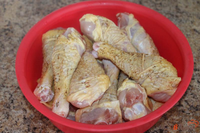 Фото приготовление рецепта: Бедра и голени гриль в соево - луковом маринаде шаг №1