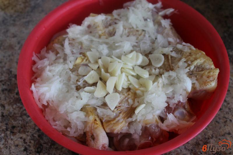 Фото приготовление рецепта: Бедра и голени гриль в соево - луковом маринаде шаг №2