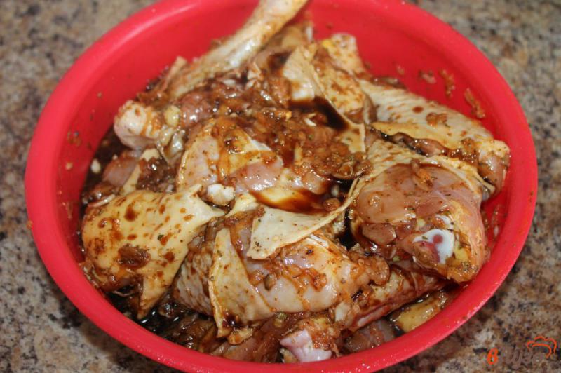 Фото приготовление рецепта: Бедра и голени гриль в соево - луковом маринаде шаг №4