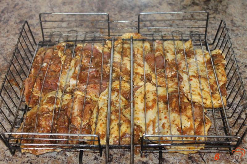 Фото приготовление рецепта: Бедра и голени гриль в соево - луковом маринаде шаг №5