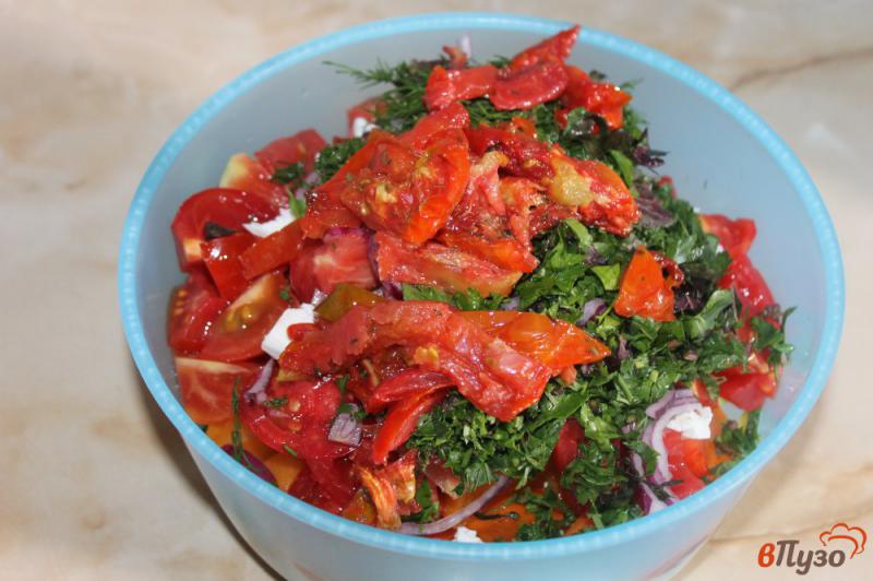 Фото приготовление рецепта: Салат с вялеными томатами и фетой шаг №5