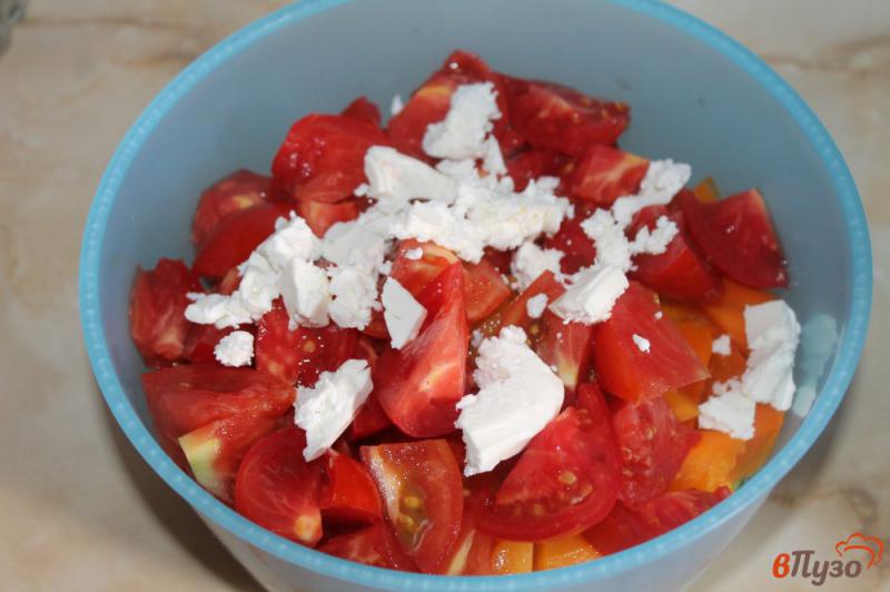 Фото приготовление рецепта: Салат с вялеными томатами и фетой шаг №3