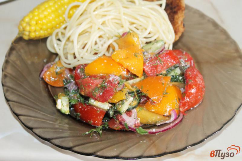 Фото приготовление рецепта: Салат с вялеными томатами и фетой шаг №6