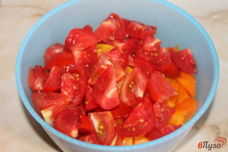 Фото приготовление рецепта: Салат с вялеными томатами и фетой шаг №2