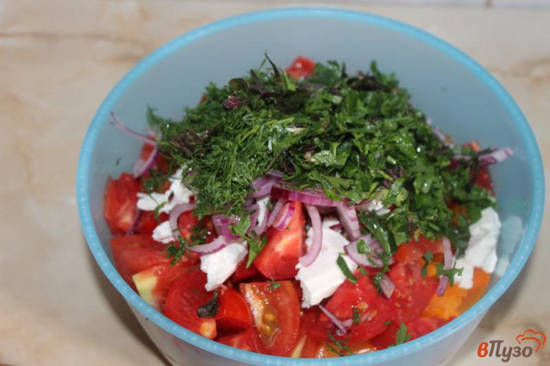 Фото приготовление рецепта: Салат с вялеными томатами и фетой шаг №4