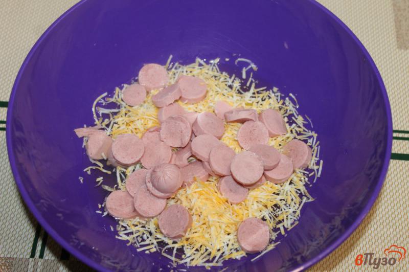Фото приготовление рецепта: Омлет с сосисками и сыром шаг №3