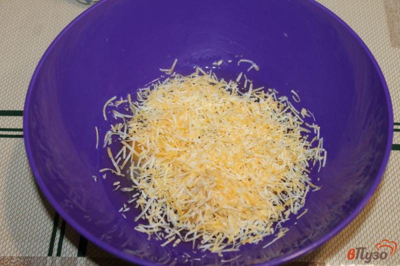 Фото приготовление рецепта: Омлет с сосисками и сыром шаг №2