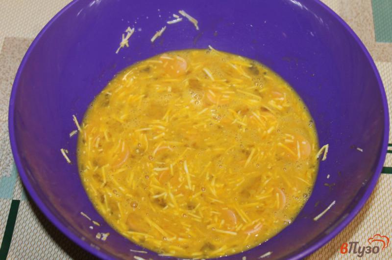 Фото приготовление рецепта: Омлет с сосисками и сыром шаг №4