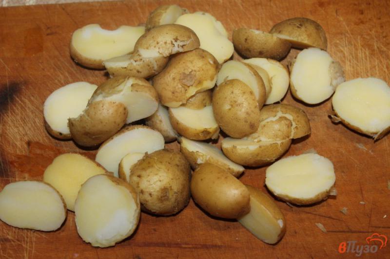 Фото приготовление рецепта: Молодой картофель в кожуре жареный с луком шаг №1