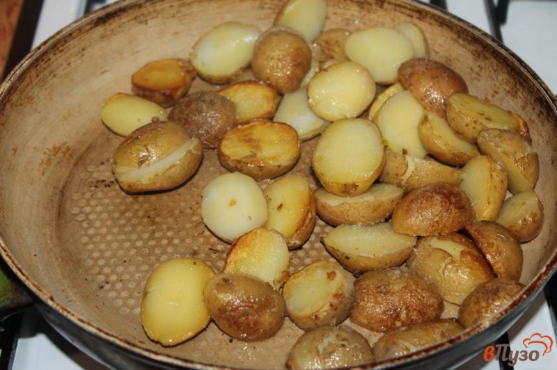 Фото приготовление рецепта: Молодой картофель в кожуре жареный с луком шаг №2