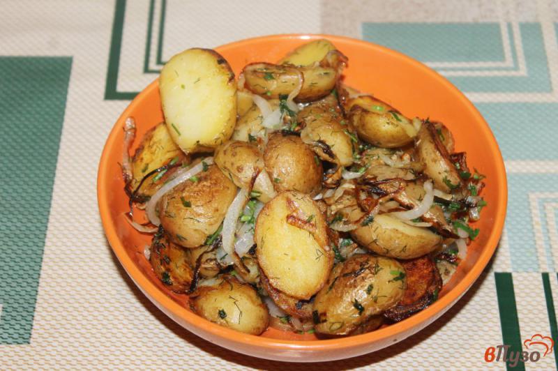 Фото приготовление рецепта: Молодой картофель в кожуре жареный с луком шаг №4
