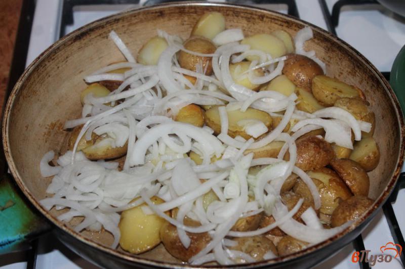Фото приготовление рецепта: Молодой картофель в кожуре жареный с луком шаг №3