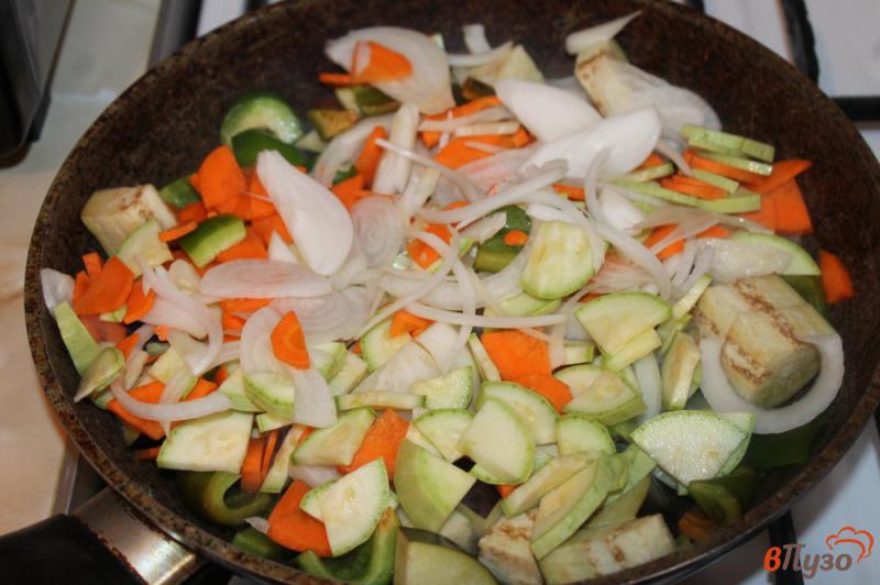 Фото приготовление рецепта: Тефтели с овощами под сыром шаг №3